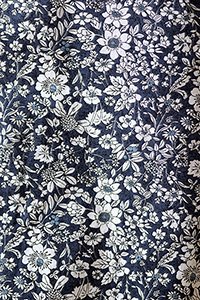 Baumwollprint mit blau-weißen Mille-Fleur-Dessin